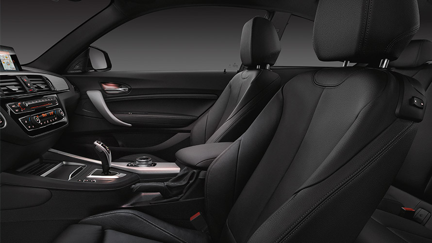 L'intérieur luxueux en cuir noir de la BMW M240i Coupé, la coupé de Série 2 en version M. L'intérieur luxueux en cuir noir de la BMW M240i Coupé, la coupé de Série 2 en version M.